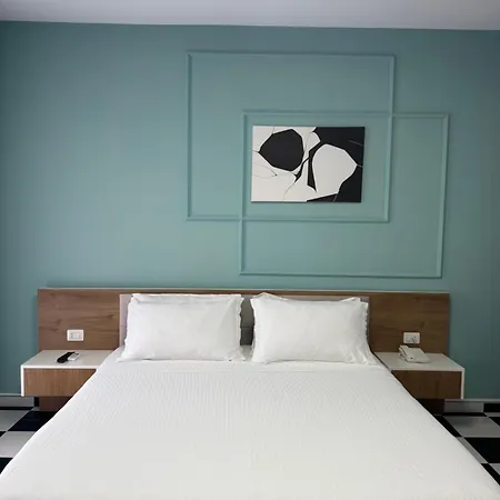 Compas Boutique Golem (Tirana)